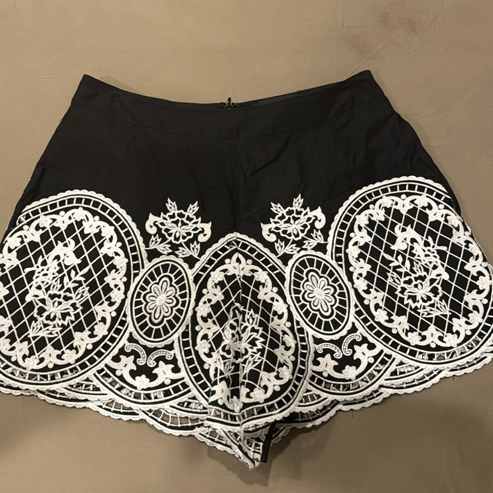 INTERMIX Size P cotton/linen embroidered shorts